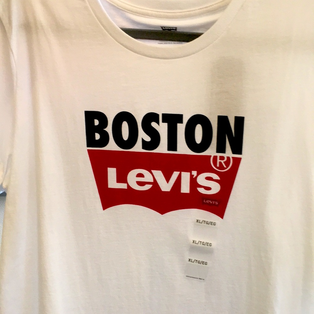 NWT Levi’s Front Signature Logo T Shirt